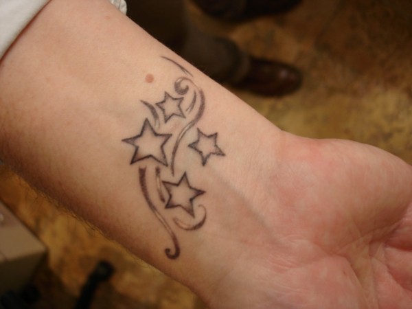 håndleddstjerne tatovering ideen