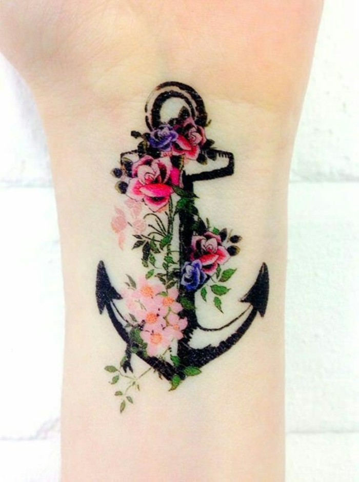 ranne tatuointi ankkuri kukkia