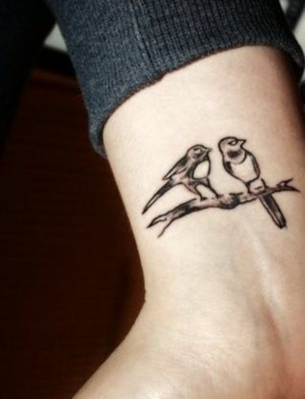 τατουάζ εικόνες των καρπών πουλιών στο υποκατάστημα