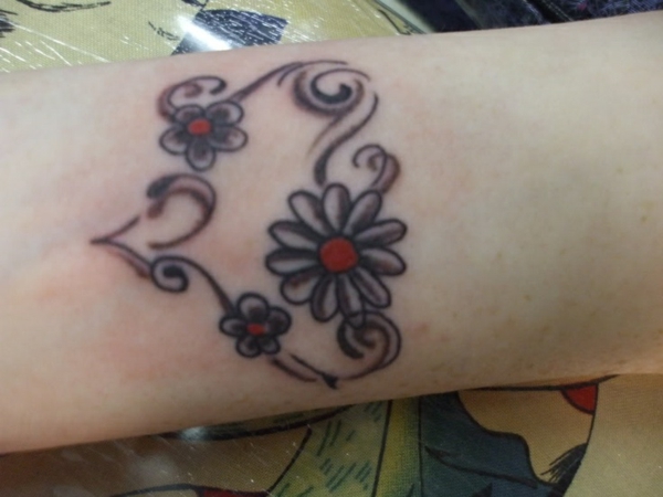 τατουάζ σε λουλούδια καρπού μαύρο κόκκινο