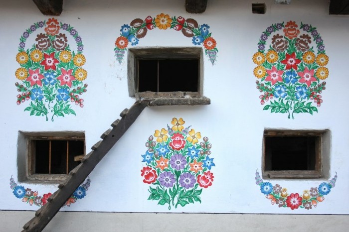 dům fasáda zalipie ozdobný dekorativní květinový vzor