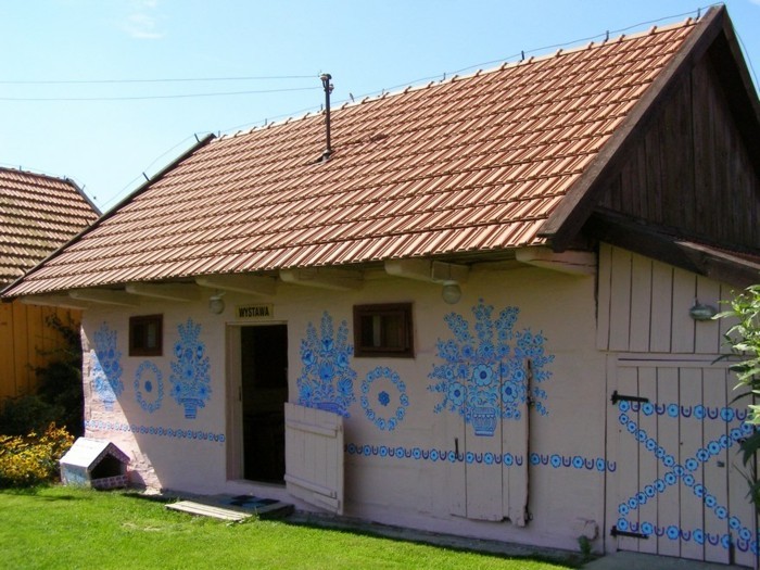 dům fasáda tvar zalipie modrá květina vzor