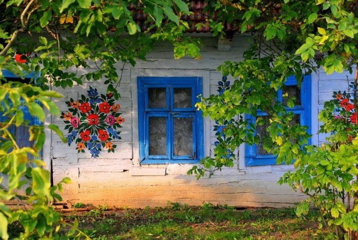 fachada de la casa zalipie ventana azul jardín plantas flor decoración