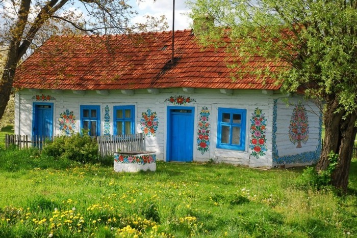 dům fasáda zalipie modrá přední dveře barevné květinový vzor