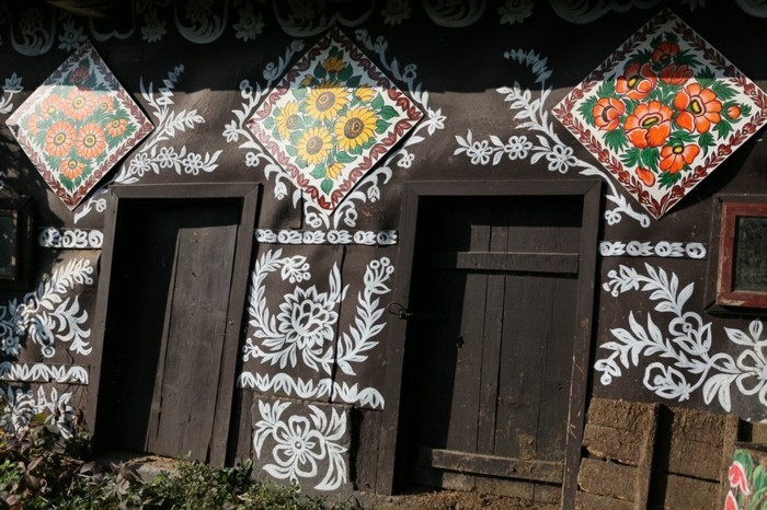 fachada de la casa zalipie flor patrón floral