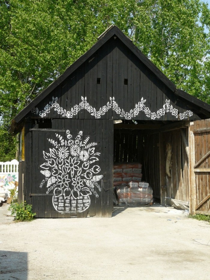 fachada de la casa zalipie decoración de estampado de flores