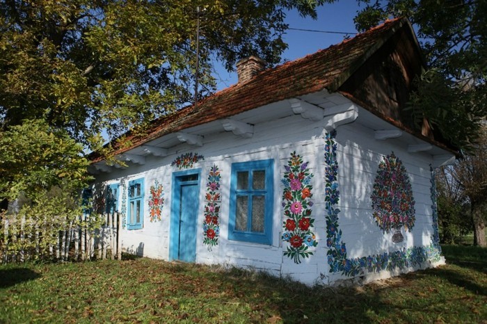 dům fasáda zalipie barevné květy