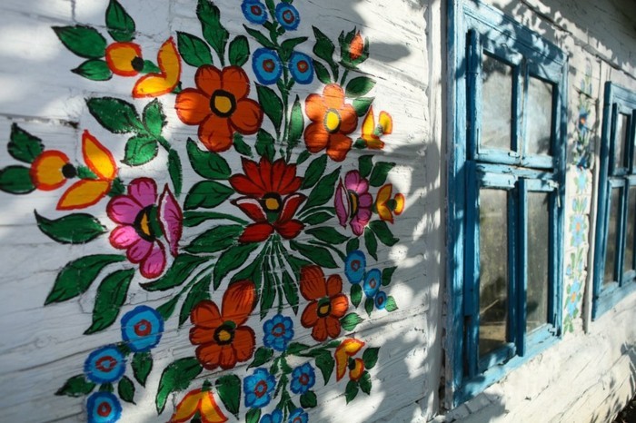 dům fasáda zalipie květinový vzor barevné květiny modré okno
