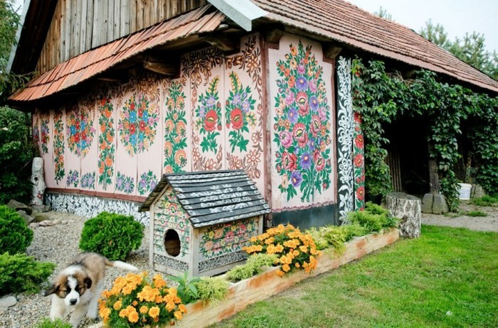 dům fasáda móda zalipie květinový vzor psí dům