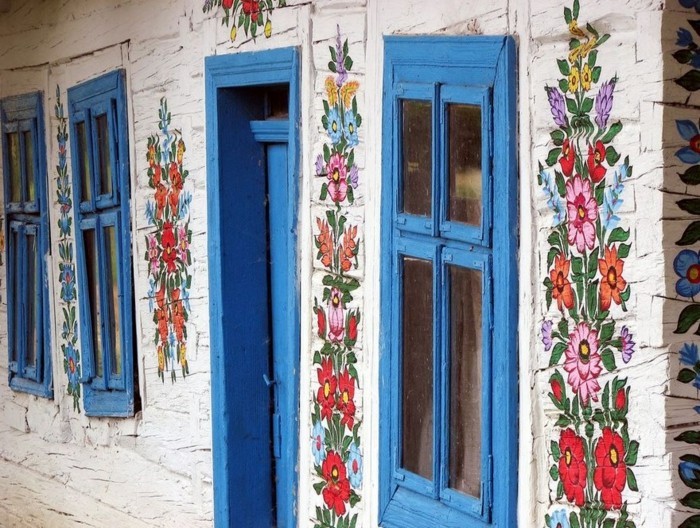 fachada de la casa zalipie colores frescos rústicos