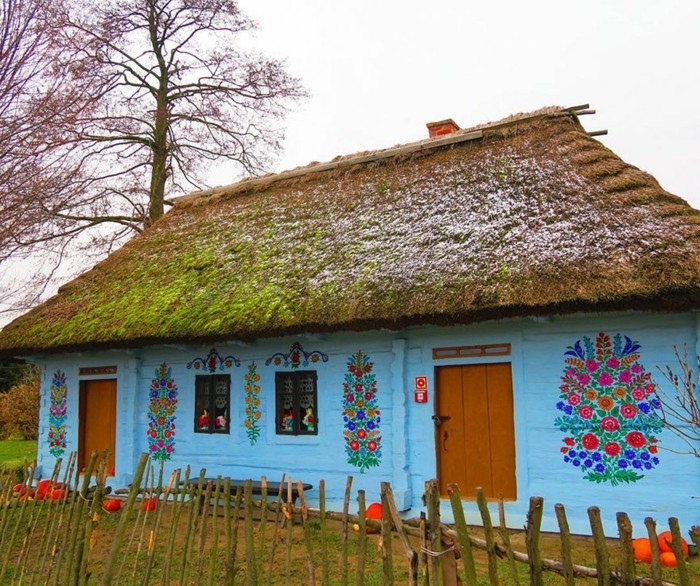 fachada de la casa zalipie color azul claro estampado de flores