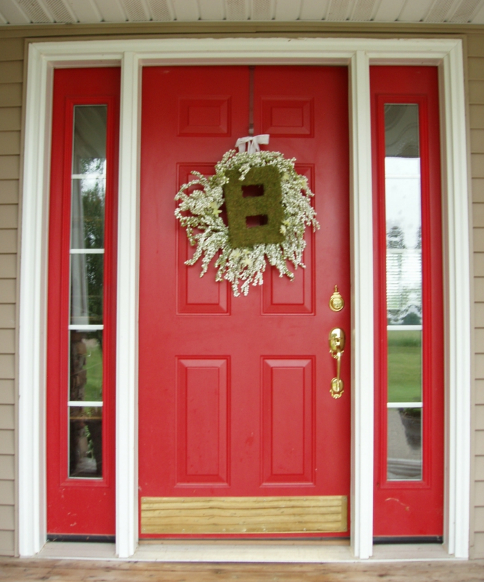 входна врата дървена входна врата самостоятелно изграждане ярко дърво червена врата