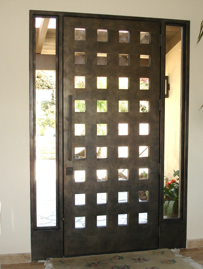 дървена входна врата на входната врата се изграждат прозрачни