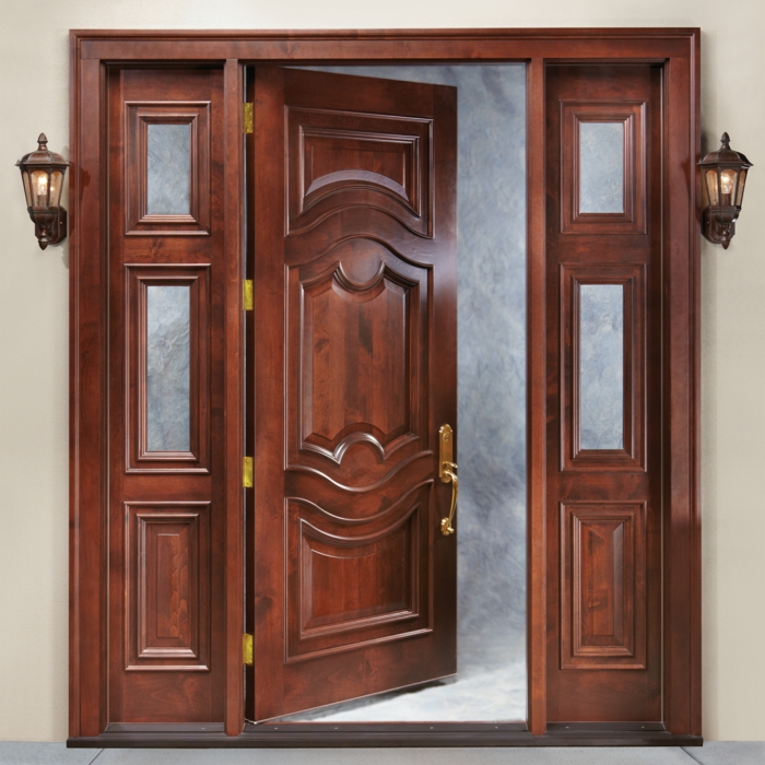 Вратата, изработена от самата дървена входна врата, построява три врати