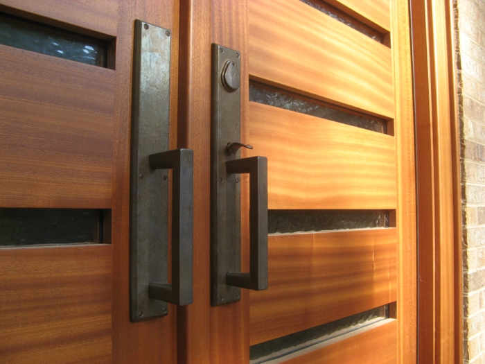 Deur gemaakt van houten voordeur om uw eigen deur te bouwen met drie glazen deurgrepen