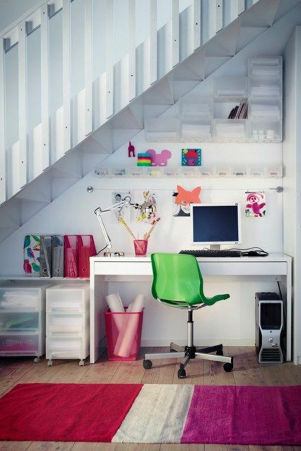 Oficina en el hogar en la silla verde del banco de trabajo del diseño del pasillo
