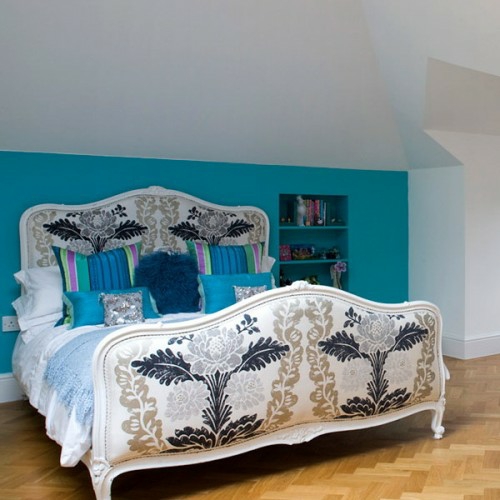 明亮的蓝色饱和树荫英国卧室想法