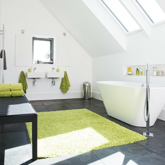 明亮的色彩明亮的屋顶窗户浴室现代浴室