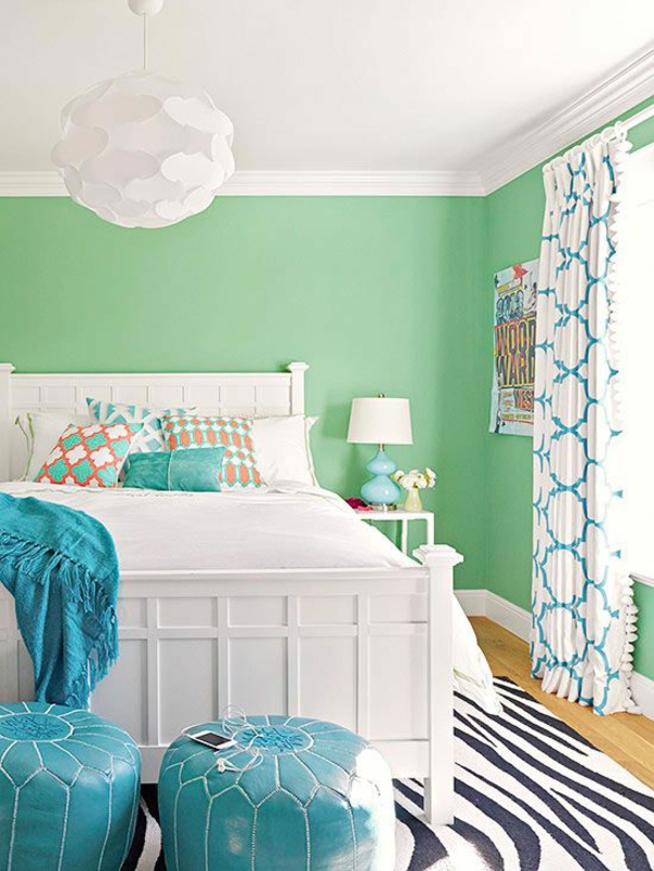ярки цветове на стената, зелени рамки за спалня