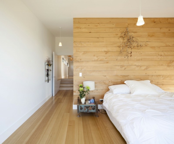 kirkkaat seinämaalit puupaneelit seinä makuuhuone puulattia puulastekerros