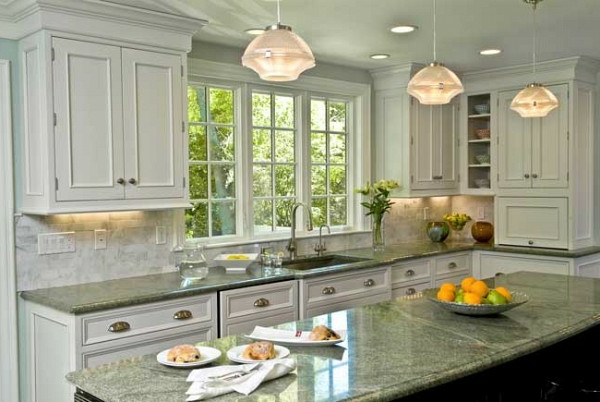 lyse ambiente køkken lille indretning loftslamp marmor bordplade