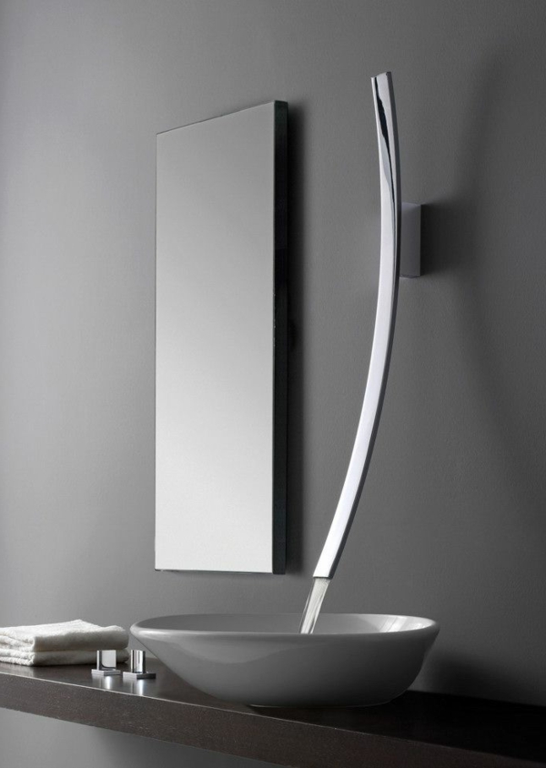 浅灰色的浴室水槽浴室镜子浅灰色的墙壁
