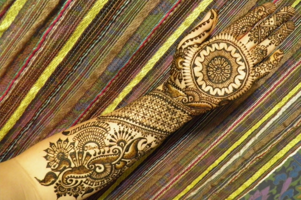 patrón de henna tatuaje de decoración de mano entera