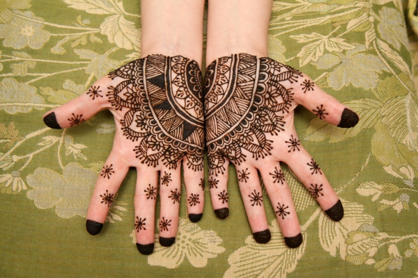 patrón de henna manos deco simétrica sol