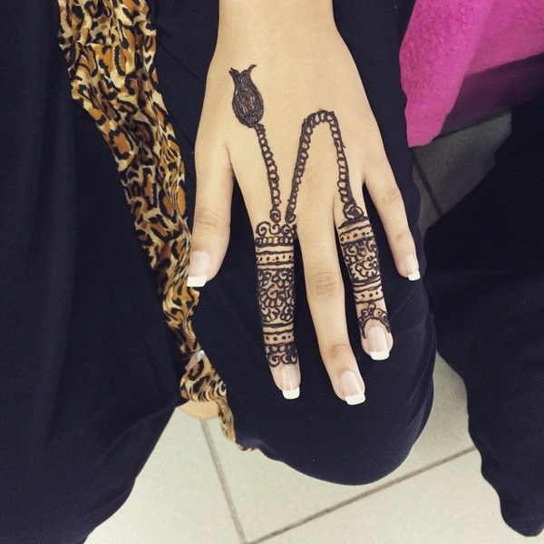 patrón de henna decoración de la mano cadena de patrón de zarcillo