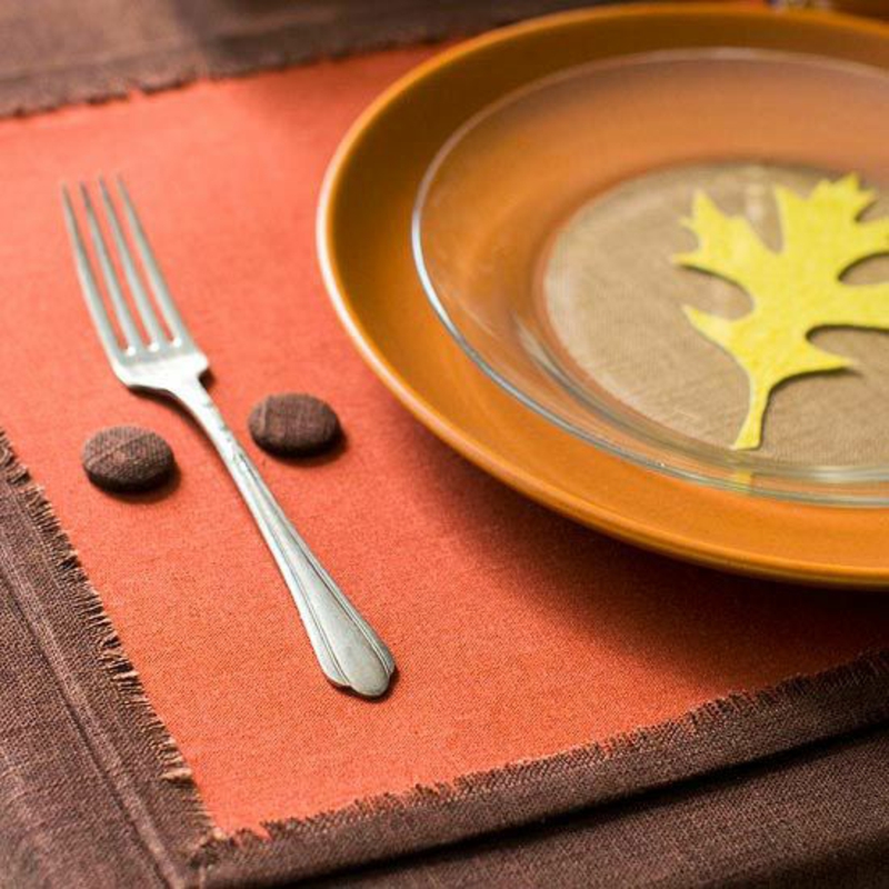 秋季餐桌装饰叶子由制作板材餐具的毡制成