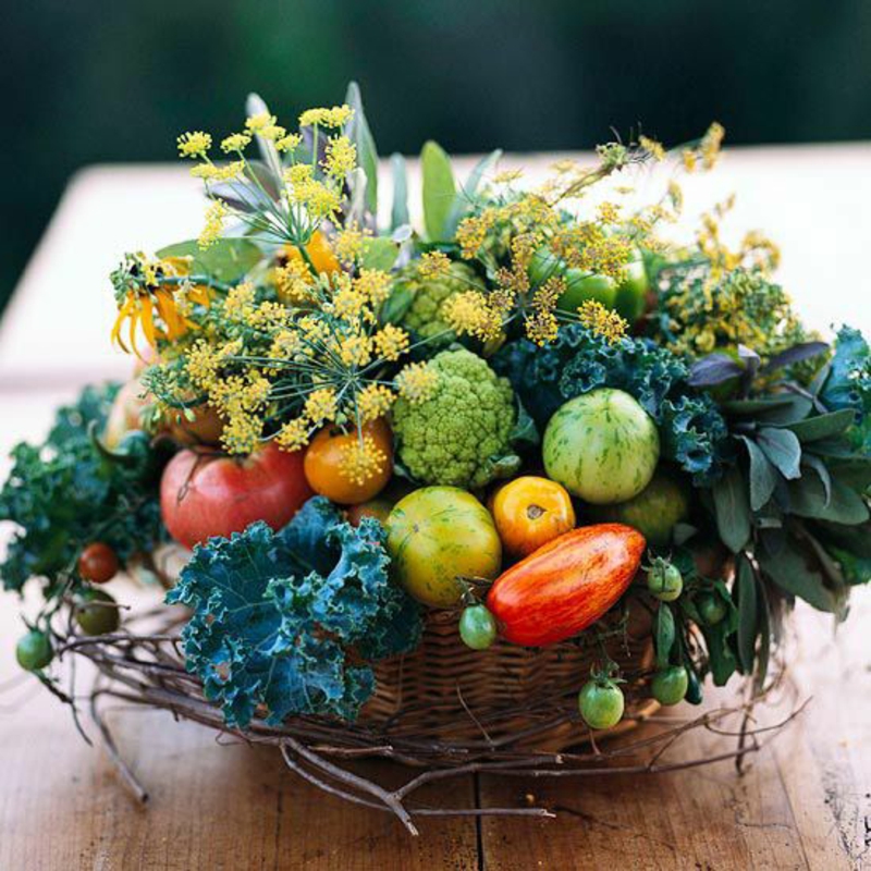 høstbord dekorasjon ideer høst blomster grønnsaker i kurven