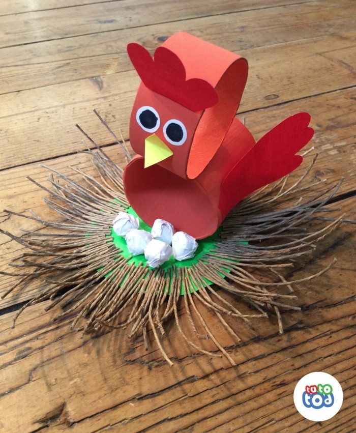 het maken van de herfst met kinderen die de herfstdecoratie zelf maken en papier rollen met kip