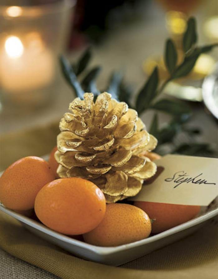 herbstdeko décoration d'hiver bricoler avec pommes de pin cheminée décoration de noël dorée