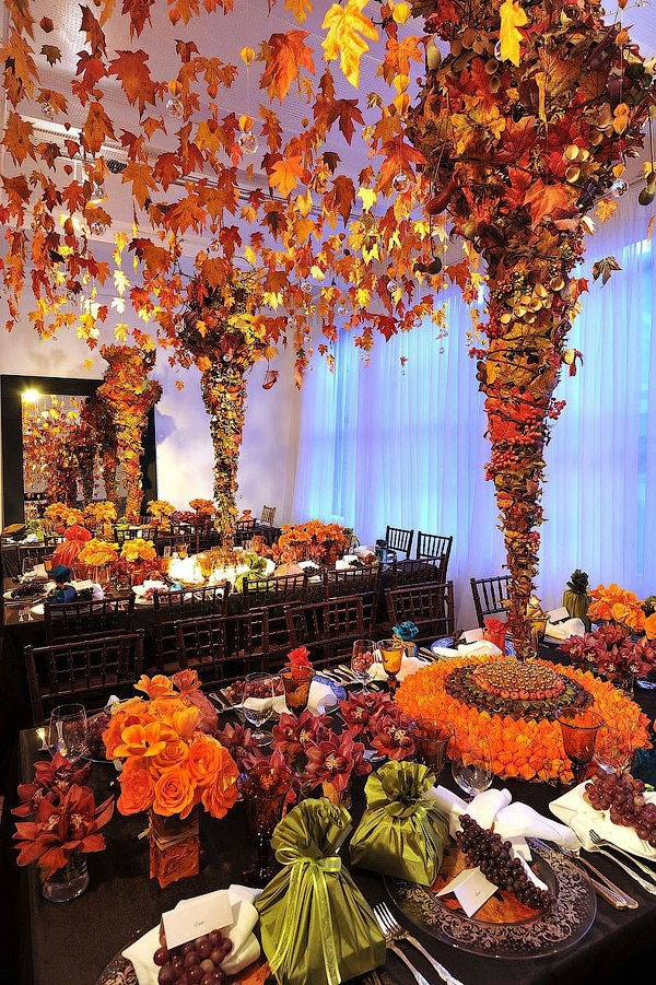 decor de toamnă decorație masă luxuriantă cu frunze și trandafiri portocalii