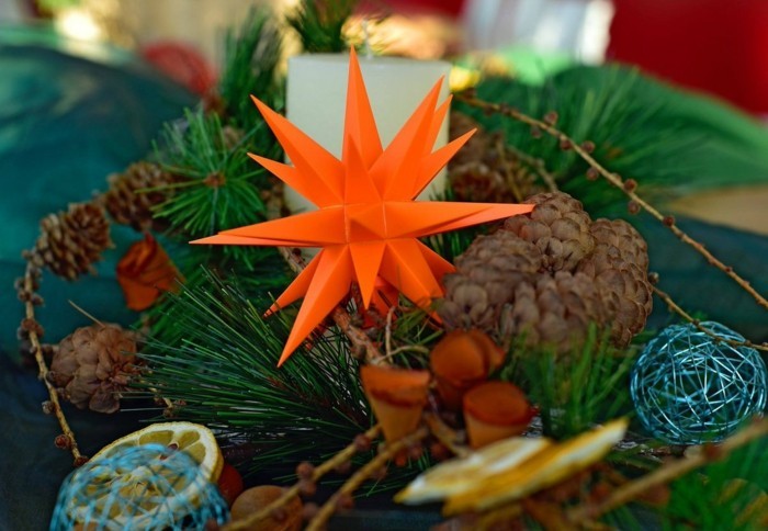 herrnhuter star decorating christmas wreath yourself