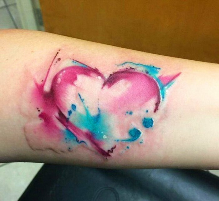 心脏纹身想法水彩纹身女人