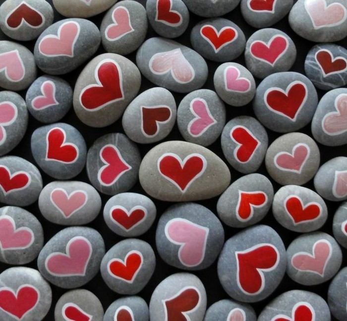 قلوب على الحجارة ترسم فكرة الديكور ديي مع الألوان