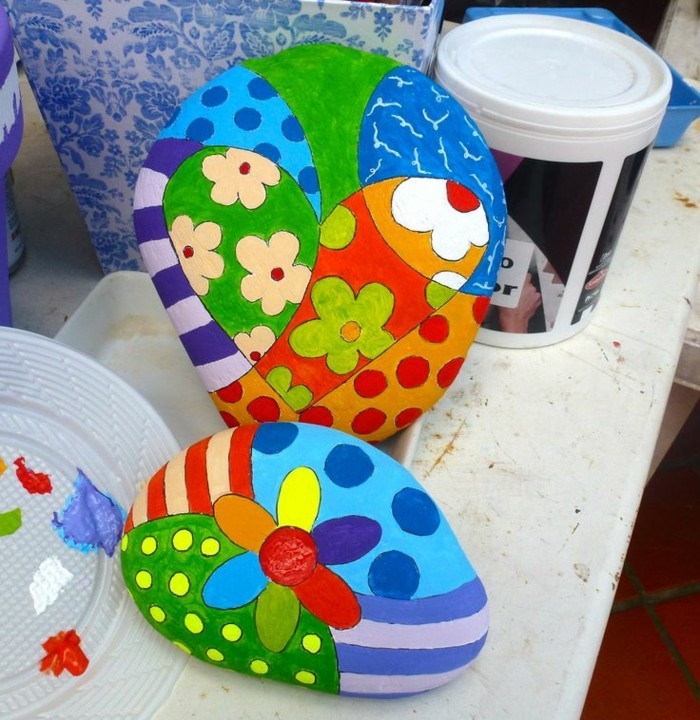 Hjerter og blomster på sten maling håndværk ideer med farver