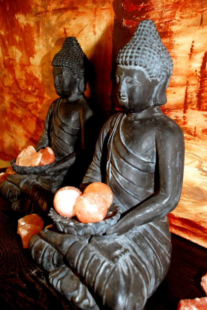 aplicarea himalaya de sare ca o statuie deco buddha