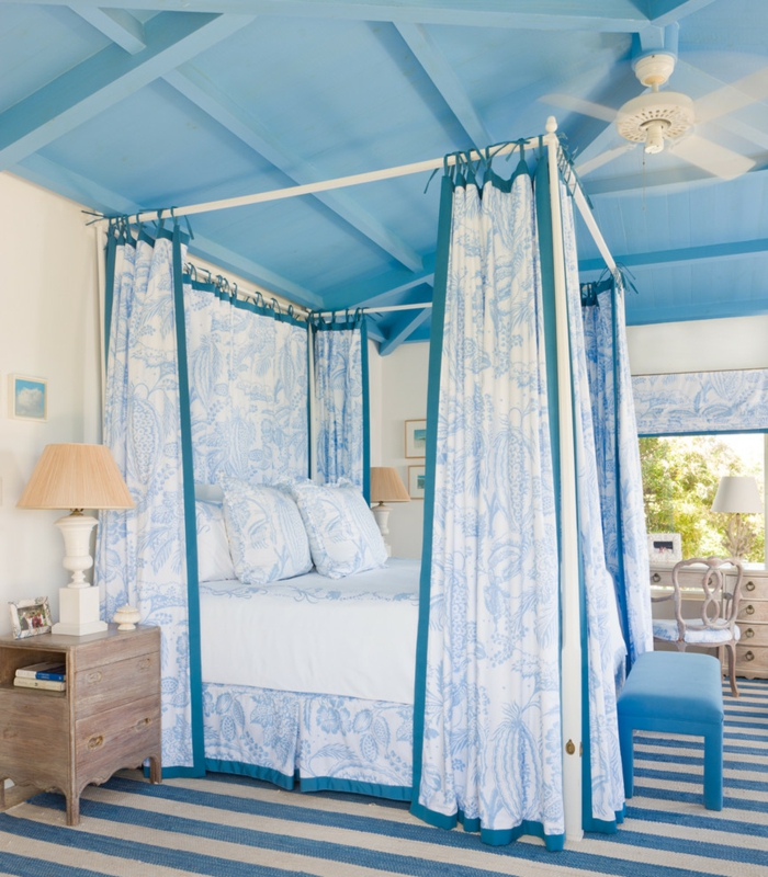 床边的窗帘天空床蓝色花卉