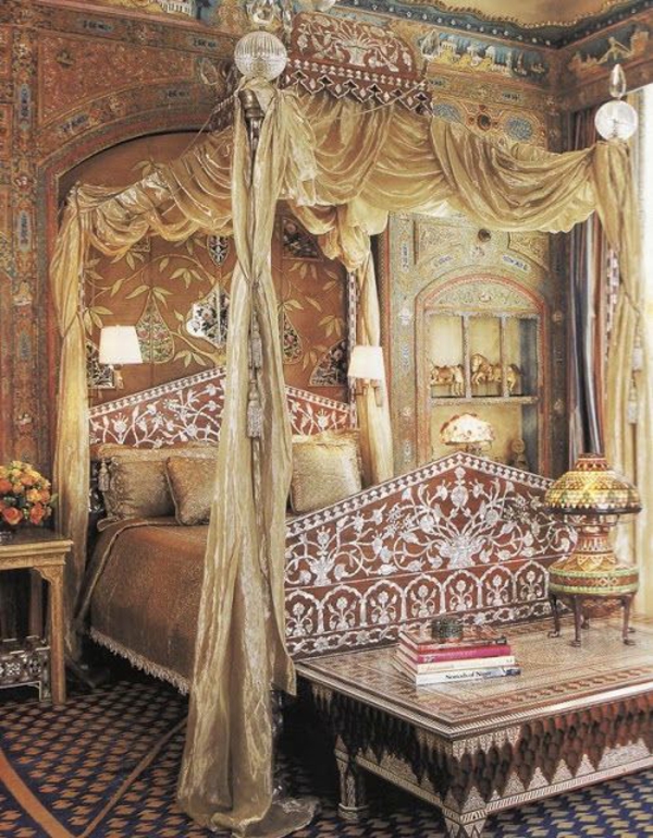 hemelbed slaapkamer design ideeën gouden accent tafel