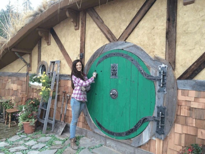 хобит къща-кръгла врата с дървена глина-Кристи-Улф-Вашингтон