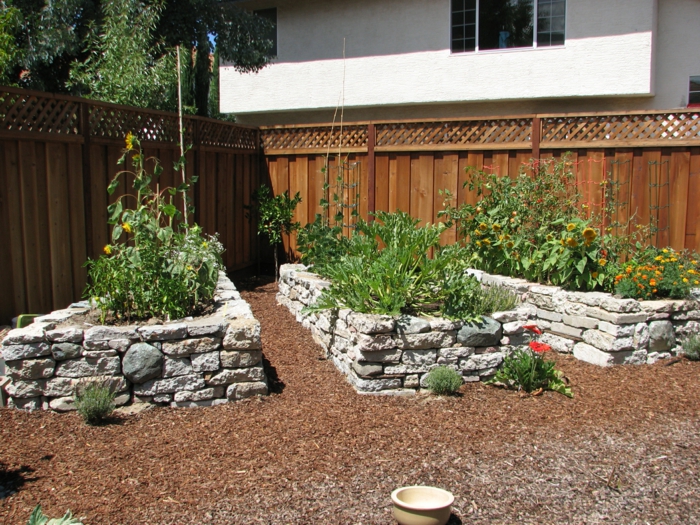lits surélevés en pierre design plantes de jardin clôture de jardin