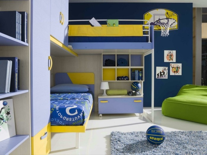 ψηλό κρεβάτι με ντουλάπα σκούρο μπλε τοίχο λειτουργικά παιδικά έπιπλα