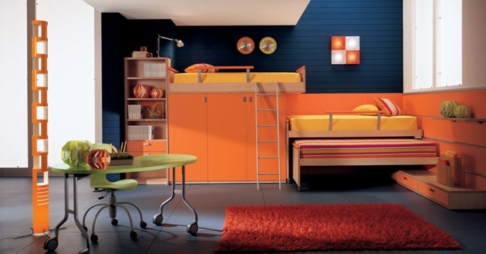 υψηλό κρεβάτι με ντουλάπι πορτοκαλί κόκκινο χαλί γκρίζα πλακάκια δαπέδου