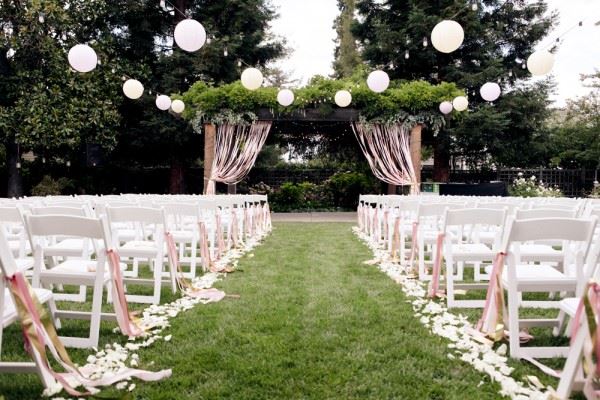 διακόσμηση γάμου στον κήπο ιδέες φθινοπώρου καρέκλες κηροπήγιο