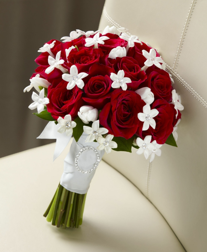 сватбени червени рози скъпоценни камъни булка