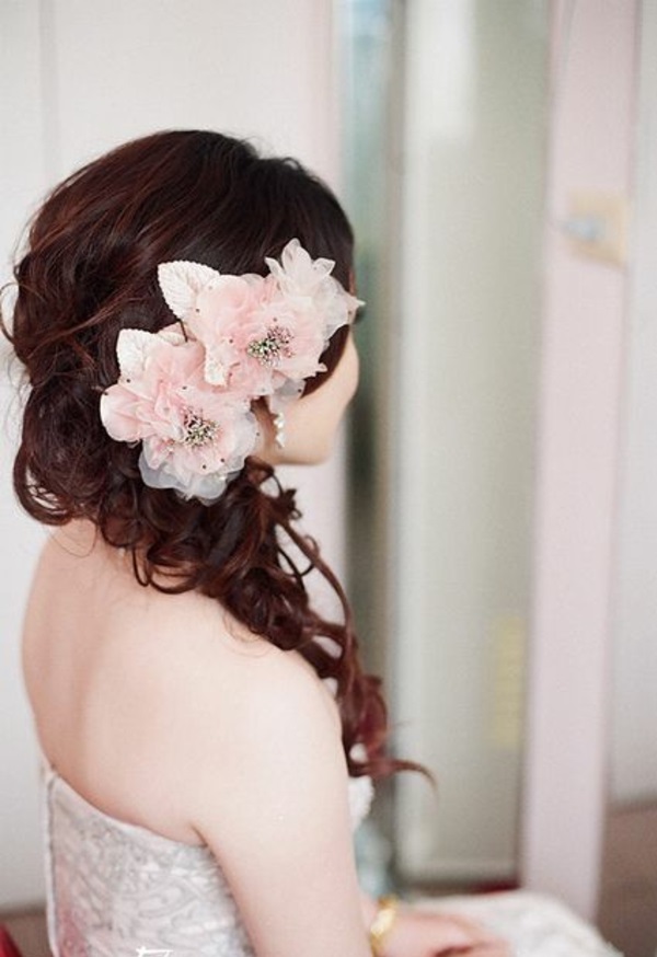 γάμος κομψό νυφικό μαλλιά μισο-ανοιχτό πλάγια σγουρά λουλούδια