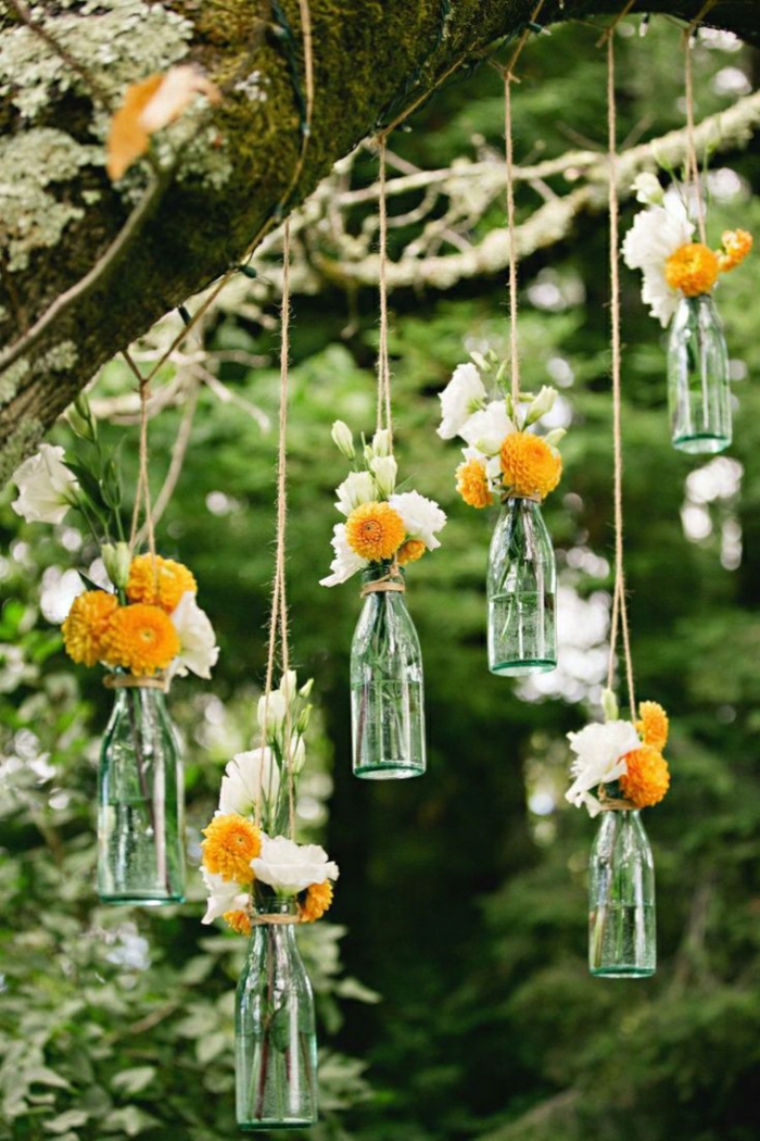 Сватбени декори тенденции цветя висящи стъклени бутилки