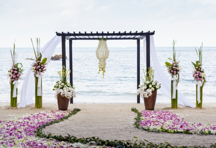 Bryllup dekorasjon trender strand blomster arrangement
